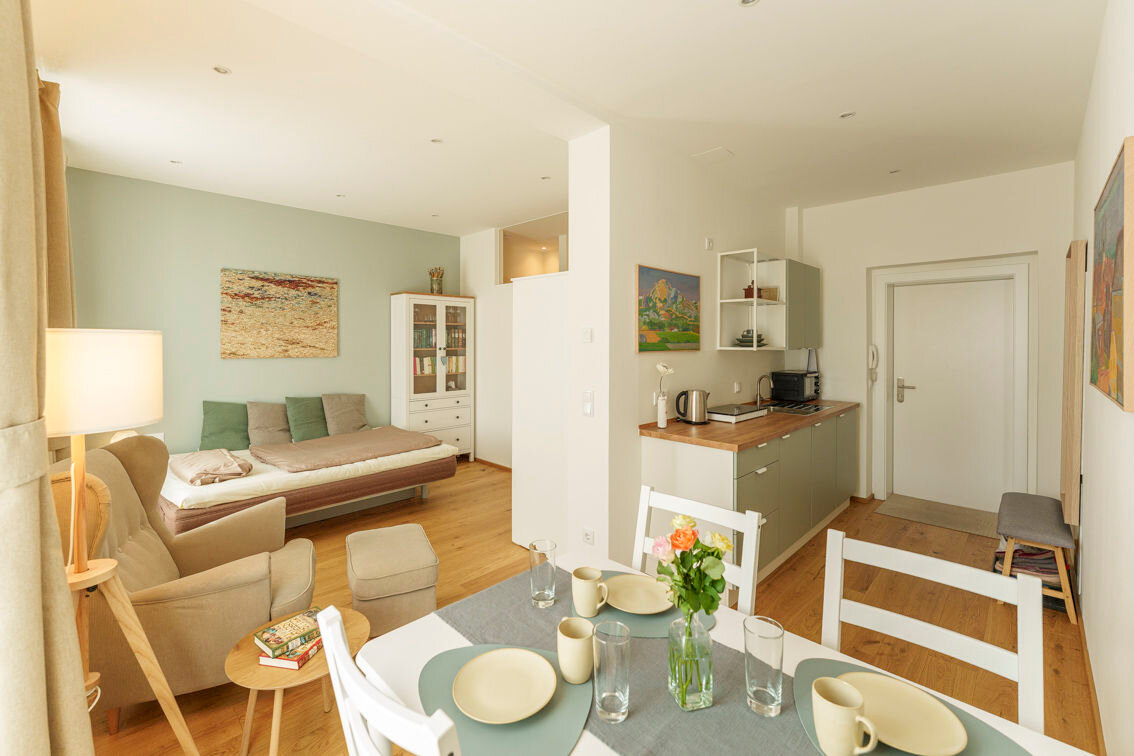 Helles Studio-Apartment mit Esstisch & Küchenzeile – 1-Zimmer Kurzzeitmiete & Wohnen auf Zeit für 1 bis 6 Monate in Graz | © Artige Bilder