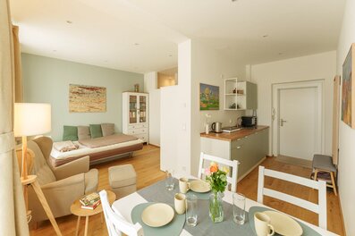 Bright studio apartment with dining area & kitchenette – 1-room short-term rental & temporary housing for 1 to 6 months in Graz | © Artige Bilder