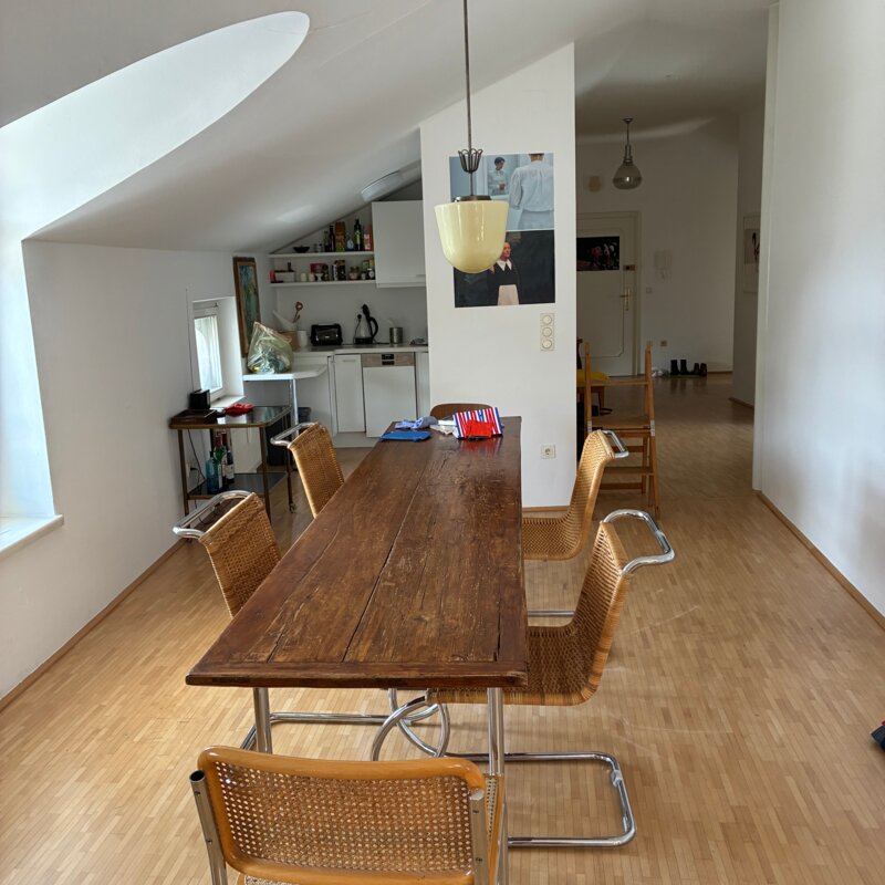 und Blick in die kleine Küche 