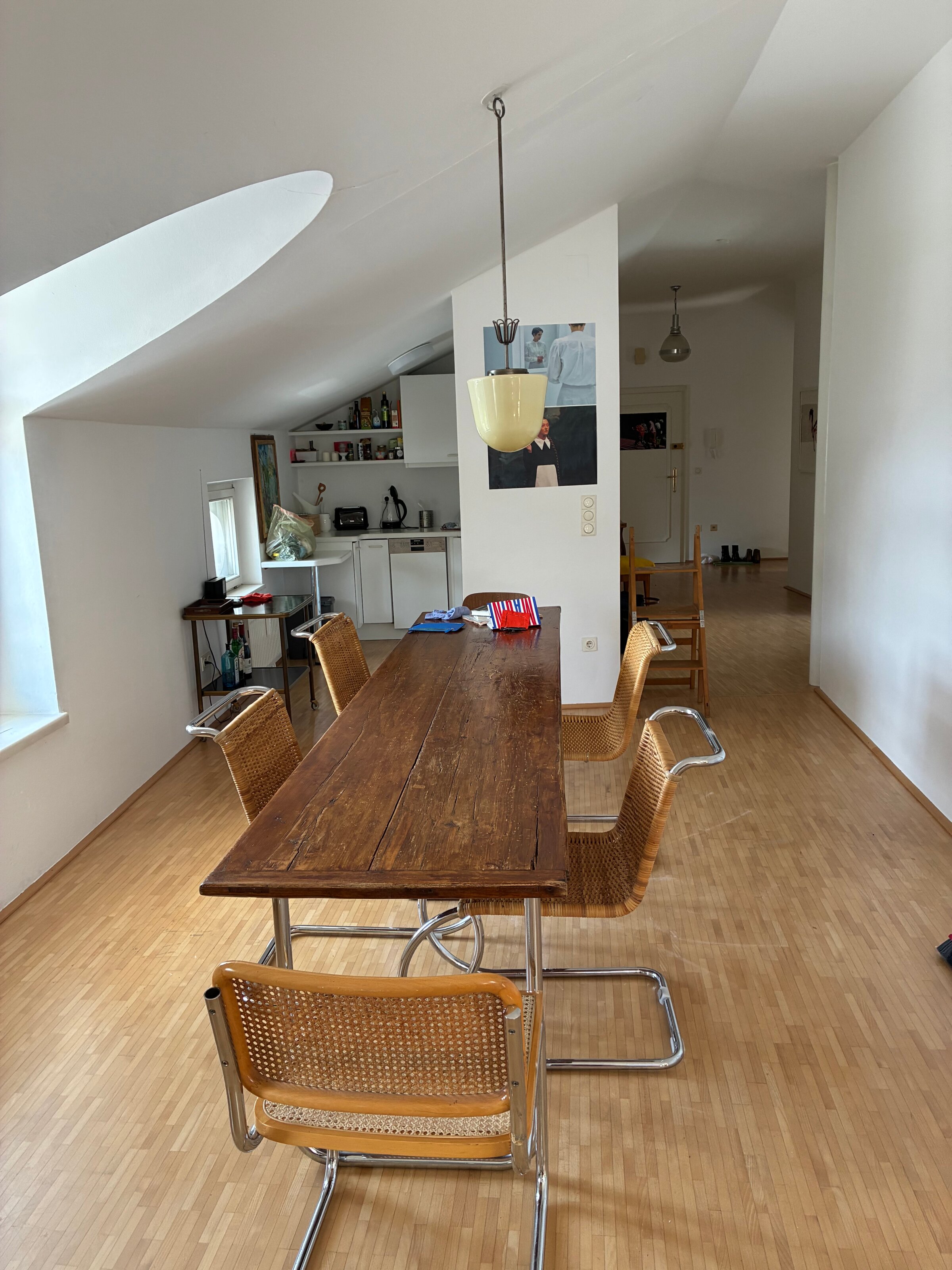 und Blick in die kleine Küche 