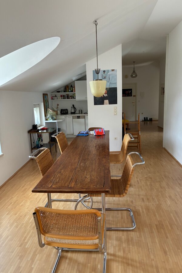 und Blick in die kleine Küche 