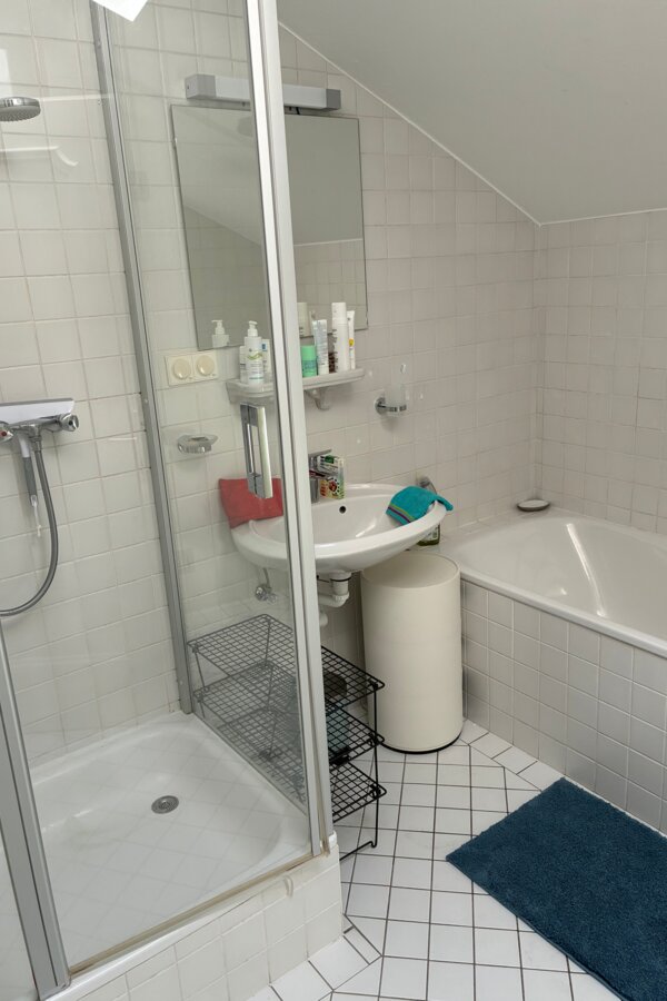 mit Wanne und Dusche