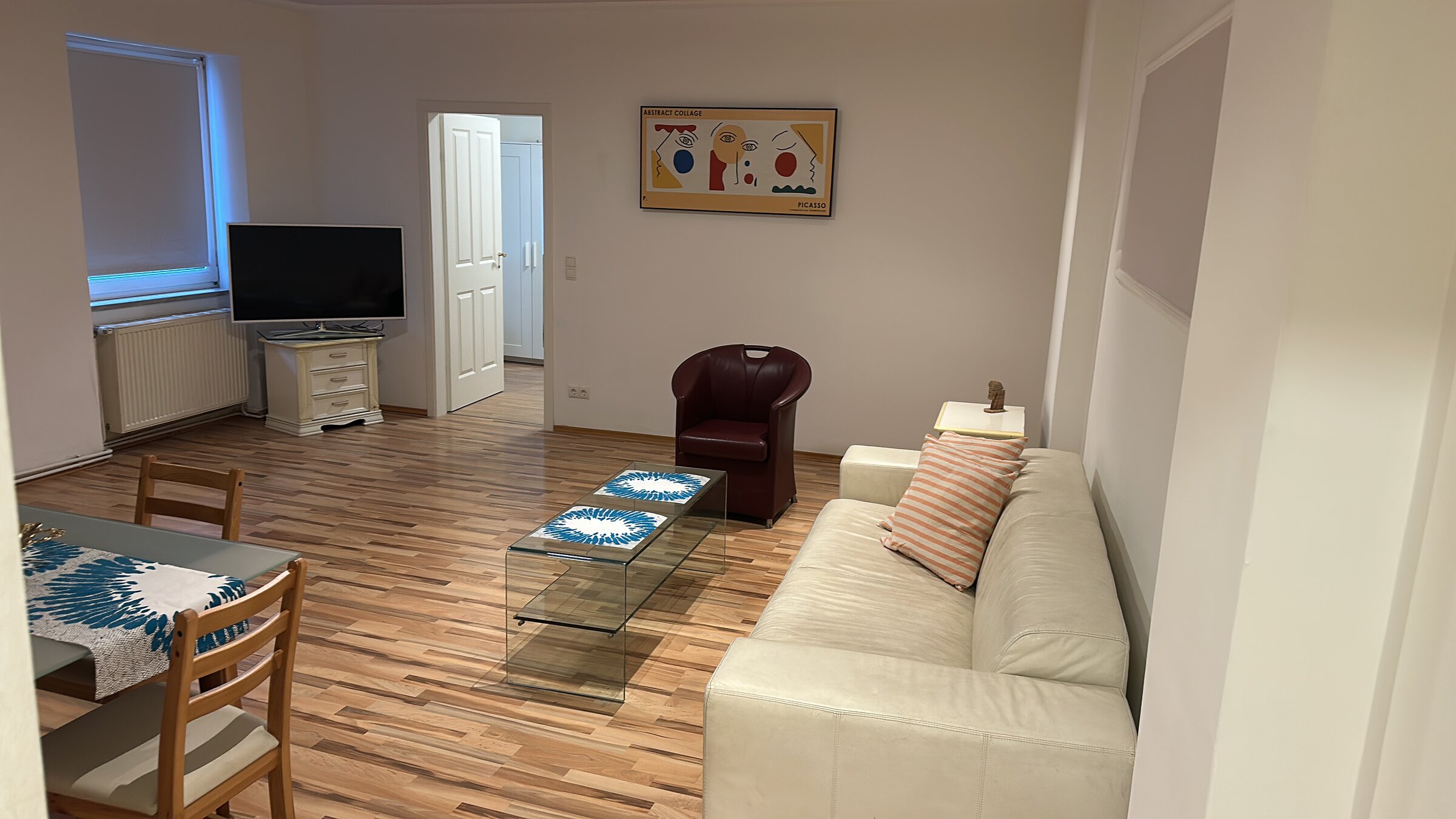 Bright living room with leather sofa & glass table – 2-room apartment, short-term rental, temporary housing 1 to 6 months, Vienna