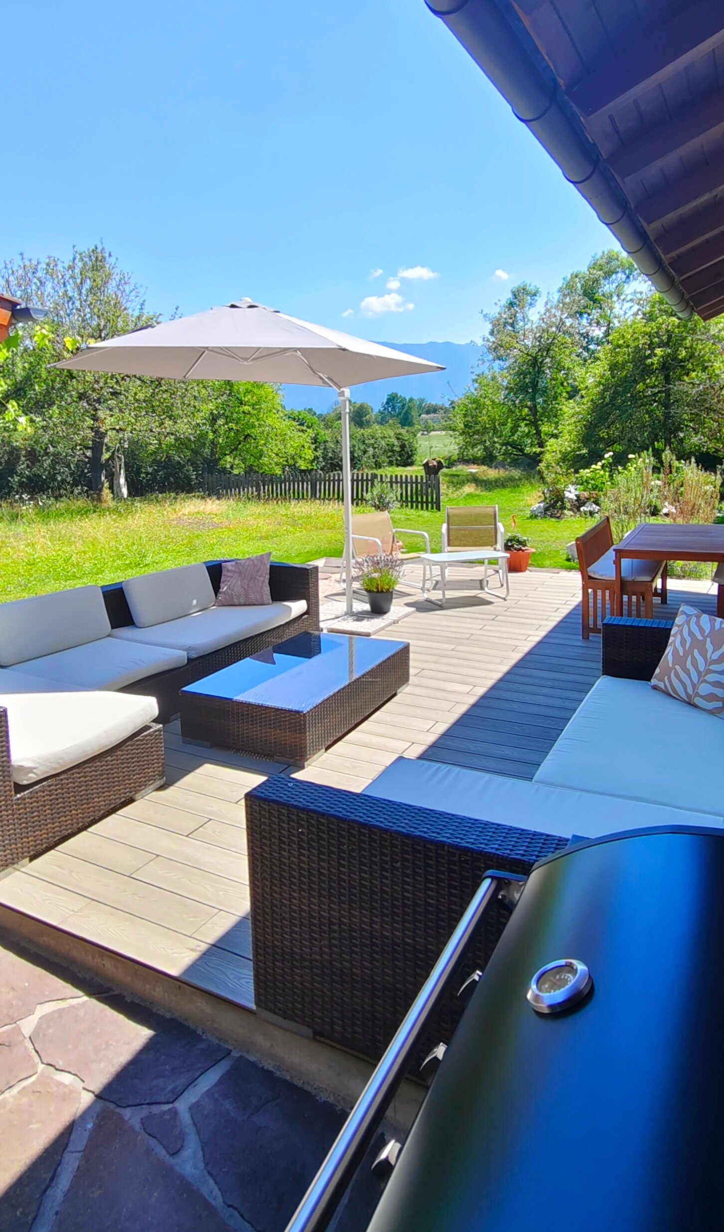 Sunny deck with lounge furniture & garden view – house for short-term rental & temporary housing for 1 to 6 months in Ainring