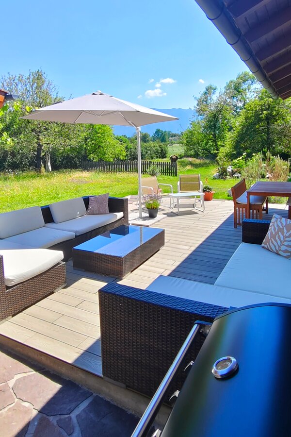 Sunny deck with lounge furniture & garden view – house for short-term rental & temporary housing for 1 to 6 months in Ainring