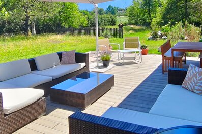 Sunny deck with lounge furniture & garden view – house for short-term rental & temporary housing for 1 to 6 months in Ainring