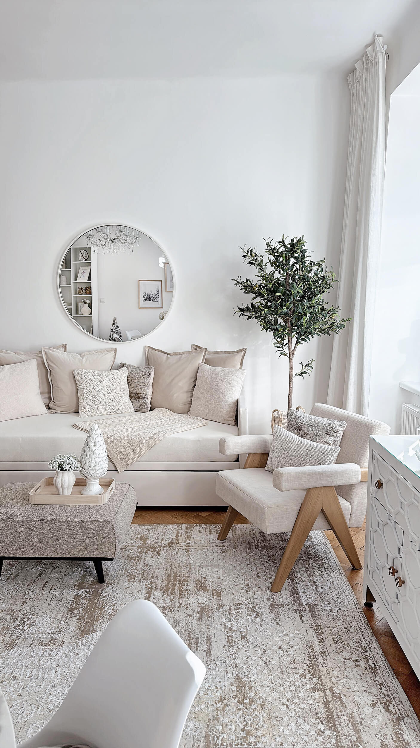 Bright living room, modern style – 3-room apartment for short-term rental & temporary housing 1–6 months in Vienna | © Luxuriöses Apartment in zentraler Lage Wohnung Wien 100 qm