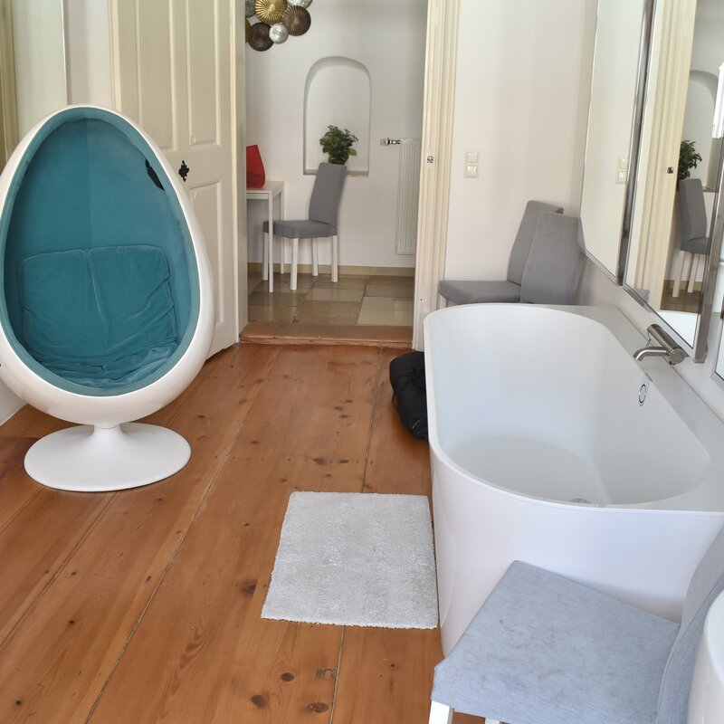Stilvolle 110 m² Altbauwohnung im Herzen von Wien – 1. Bezirk  Willkommen in dieser großzügigen und stilvollen 110 m² Altbauwohnung in der historischen Bäckerstraße im 1. Wiener Bezirk. Die zentrale Lage macht sie zur idealen Unterkunft.