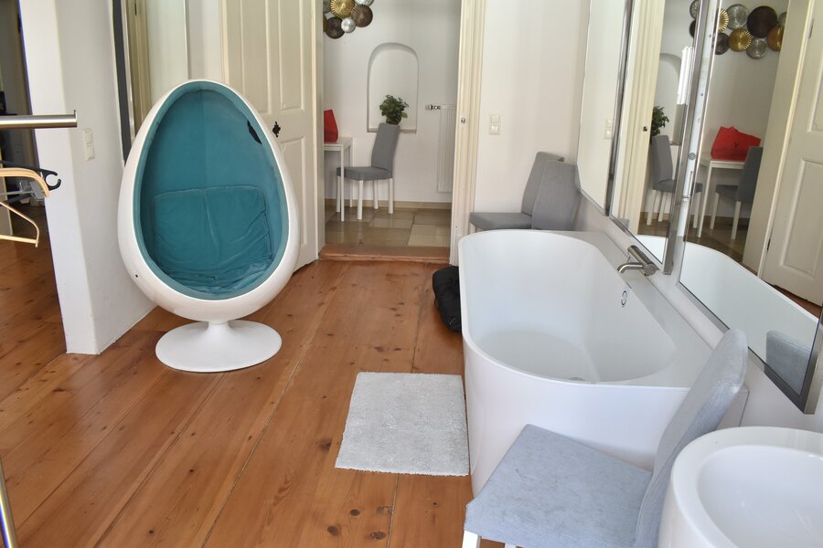 Stilvolle 110 m² Altbauwohnung im Herzen von Wien – 1. Bezirk  Willkommen in dieser großzügigen und stilvollen 110 m² Altbauwohnung in der historischen Bäckerstraße im 1. Wiener Bezirk. Die zentrale Lage macht sie zur idealen Unterkunft.