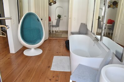 Stilvolle 110 m² Altbauwohnung im Herzen von Wien – 1. Bezirk  Willkommen in dieser großzügigen und stilvollen 110 m² Altbauwohnung in der historischen Bäckerstraße im 1. Wiener Bezirk. Die zentrale Lage macht sie zur idealen Unterkunft.
