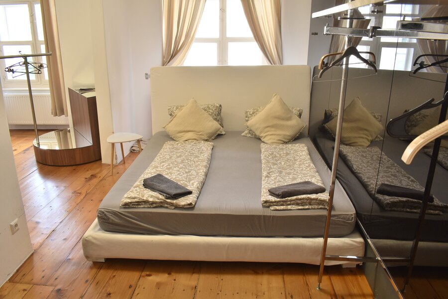 Schlafzimmer 1