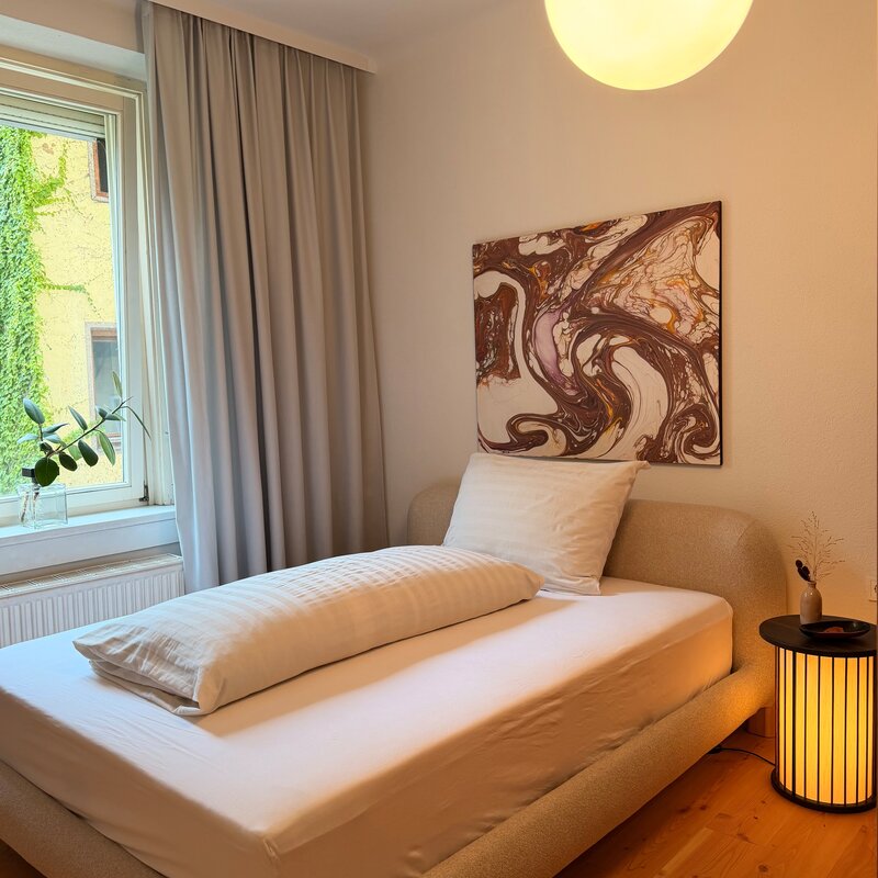 Helles, gemütliches WG-Zimmer mit Holzboden & Kunst – 2-Zimmer WG zur Kurzzeitmiete in Innsbruck, Wohnen auf Zeit für 1 bis 6 Monate