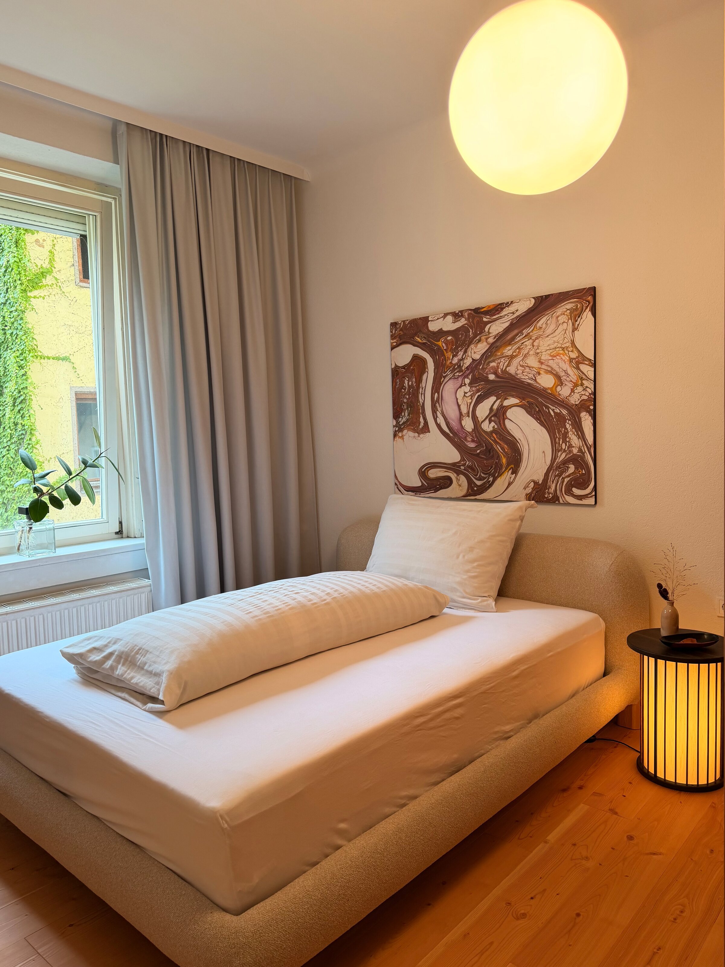Helles, gemütliches WG-Zimmer mit Holzboden & Kunst – 2-Zimmer WG zur Kurzzeitmiete in Innsbruck, Wohnen auf Zeit für 1 bis 6 Monate