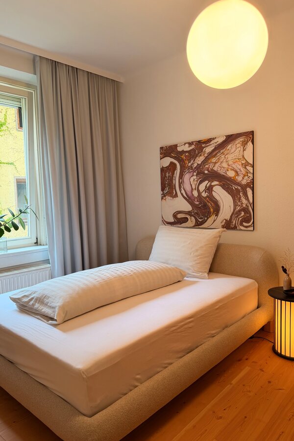 Helles, gemütliches WG-Zimmer mit Holzboden & Kunst – 2-Zimmer WG zur Kurzzeitmiete in Innsbruck, Wohnen auf Zeit für 1 bis 6 Monate