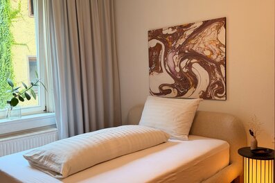 Helles, gemütliches WG-Zimmer mit Holzboden & Kunst – 2-Zimmer WG zur Kurzzeitmiete in Innsbruck, Wohnen auf Zeit für 1 bis 6 Monate