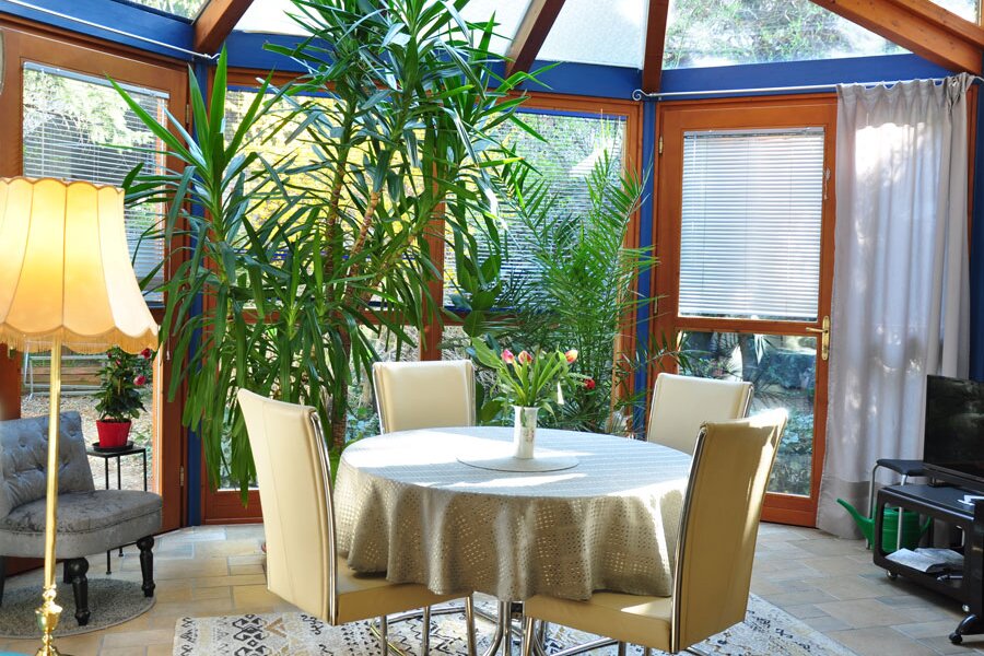 Heller Wintergarten mit Esstisch – 2-Zimmer-Wohnung zur Kurzzeitmiete & Wohnen auf Zeit für 1 bis 6 Monate in Graz