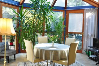 Heller Wintergarten mit Esstisch – 2-Zimmer-Wohnung zur Kurzzeitmiete & Wohnen auf Zeit für 1 bis 6 Monate in Graz