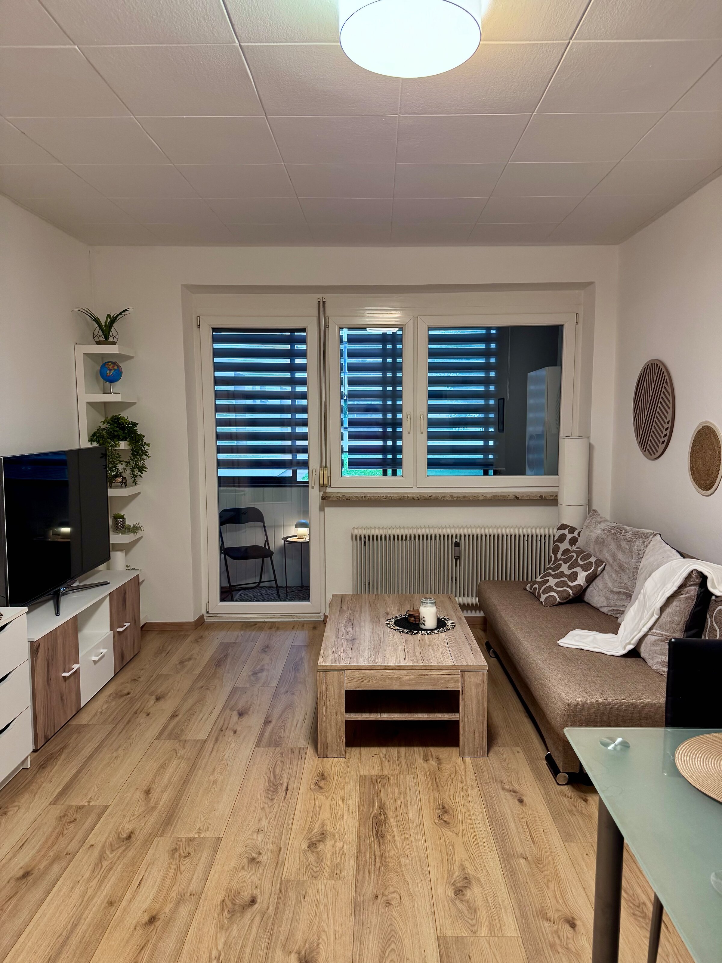 Bright living room with balcony – 2-room apartment for short-term rental & temporary housing for 1 to 6 months in Graz