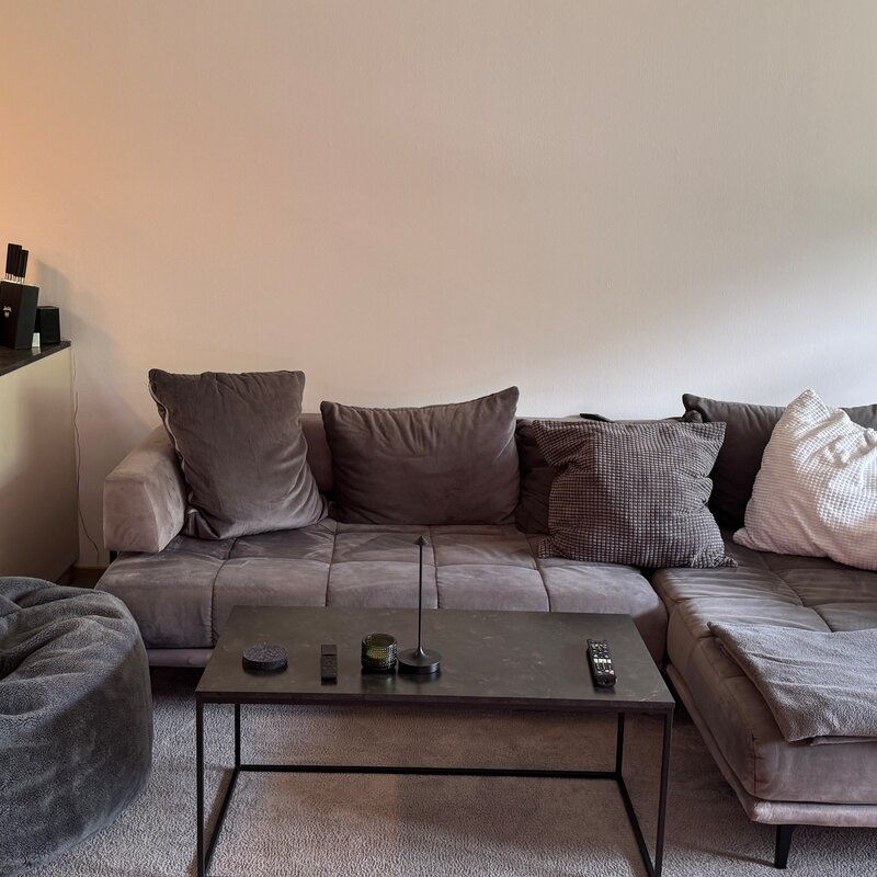 Stylish living room with designer sofa – 2-room apartment for short-term rental & temporary housing for 1 to 6 months in Hall in Tirol