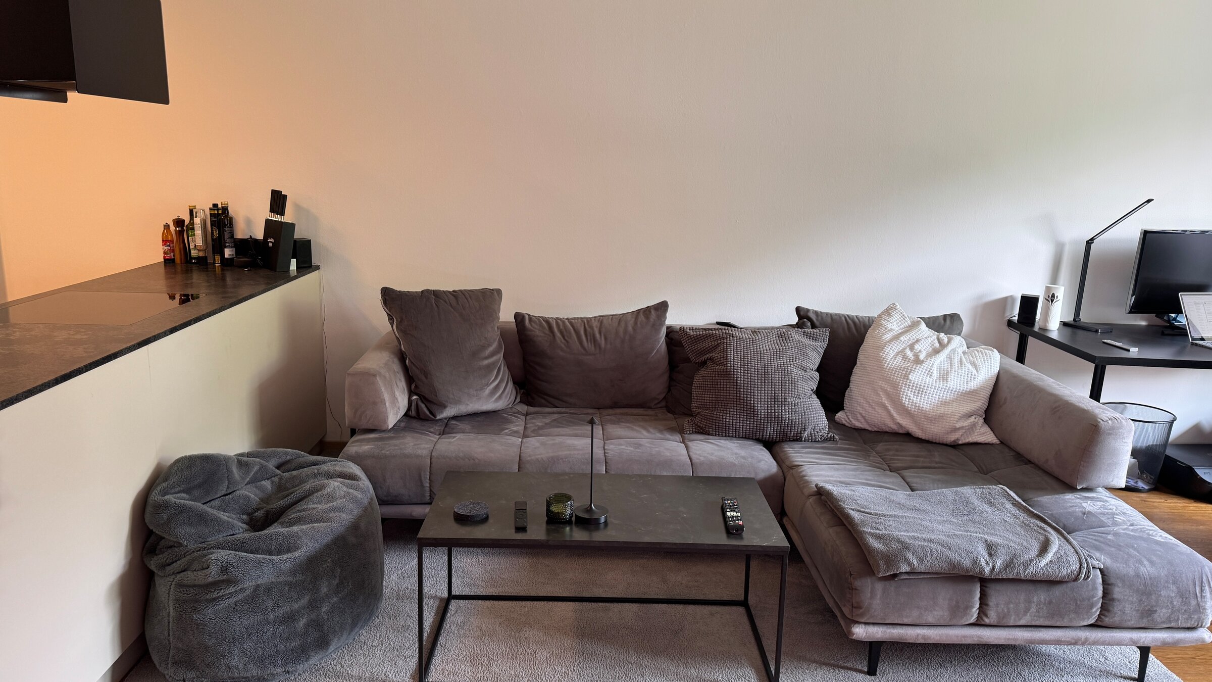 Stylish living room with designer sofa – 2-room apartment for short-term rental & temporary housing for 1 to 6 months in Hall in Tirol