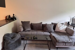 Stylish living room with designer sofa – 2-room apartment for short-term rental & temporary housing for 1 to 6 months in Hall in Tirol