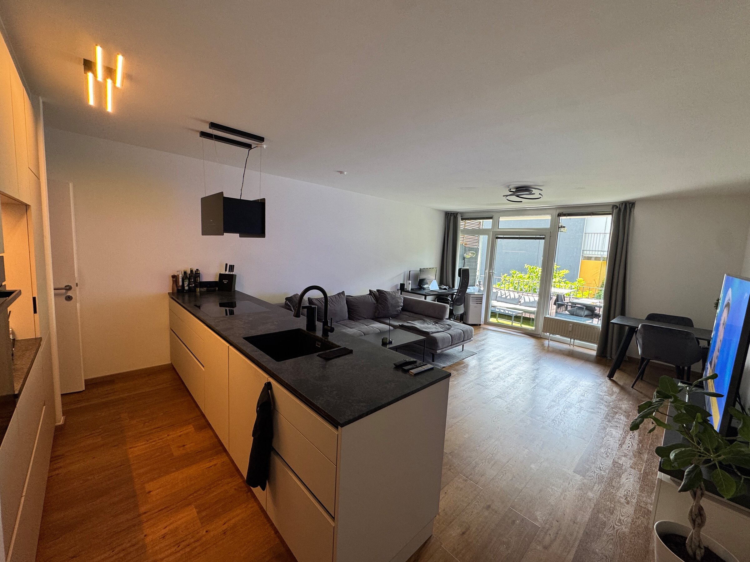 Offene Designküche & Wohnbereich – 2-Zimmer Wohnung zur Kurzzeitmiete & Wohnen auf Zeit, 1 bis 6 Monate, Hall in Tirol
