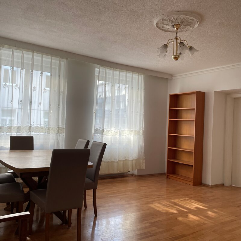 Helles Wohnzimmer mit Esstisch & Parkett – 2-Zimmer-Wohnung, Kurzzeitmiete & Wohnen auf Zeit für 1 bis 6 Monate in Wien