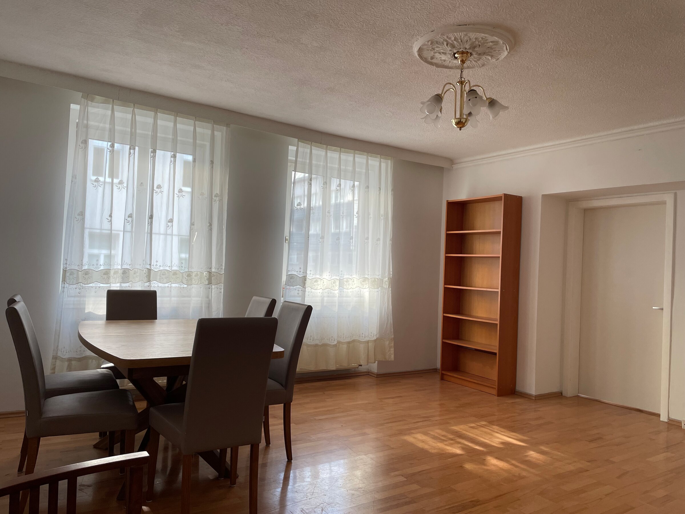 Helles Wohnzimmer mit Esstisch & Parkett – 2-Zimmer-Wohnung, Kurzzeitmiete & Wohnen auf Zeit für 1 bis 6 Monate in Wien