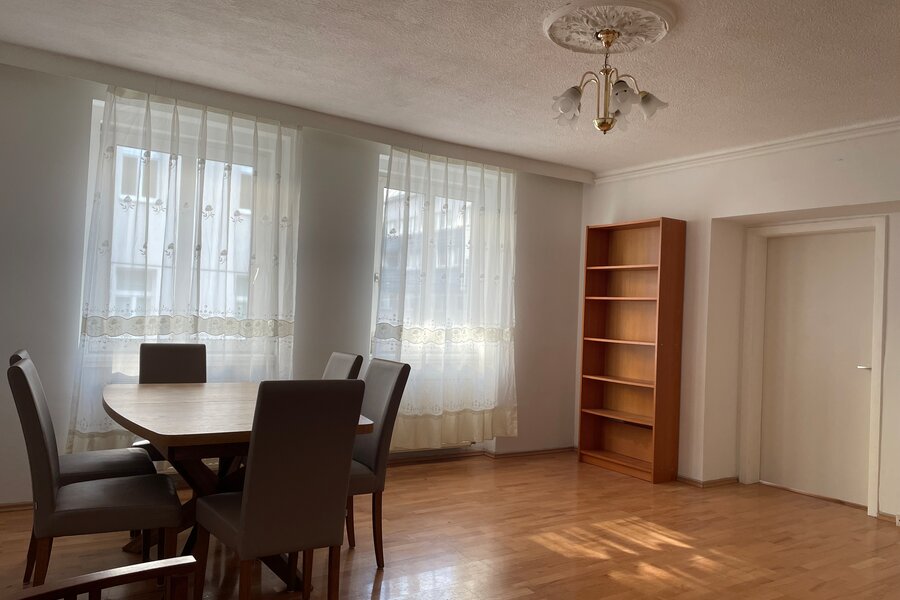 Helles Wohnzimmer mit Esstisch & Parkett – 2-Zimmer-Wohnung, Kurzzeitmiete & Wohnen auf Zeit für 1 bis 6 Monate in Wien