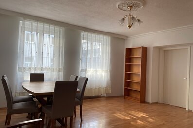 Helles Wohnzimmer mit Esstisch & Parkett – 2-Zimmer-Wohnung, Kurzzeitmiete & Wohnen auf Zeit für 1 bis 6 Monate in Wien