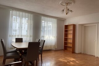 Helles Wohnzimmer mit Esstisch & Parkett – 2-Zimmer-Wohnung, Kurzzeitmiete & Wohnen auf Zeit für 1 bis 6 Monate in Wien