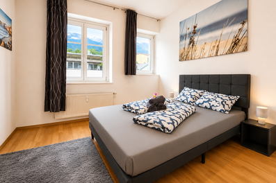 Bright bedroom with double bed & mountain view – 3-room apartment, short-term rental & temporary housing for 1 to 6 months, Innsbruck