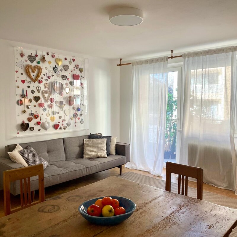 Bright living room – 3-room apartment, short-term rental & temporary housing for 1 to 6 months in Salzburg | © FF
