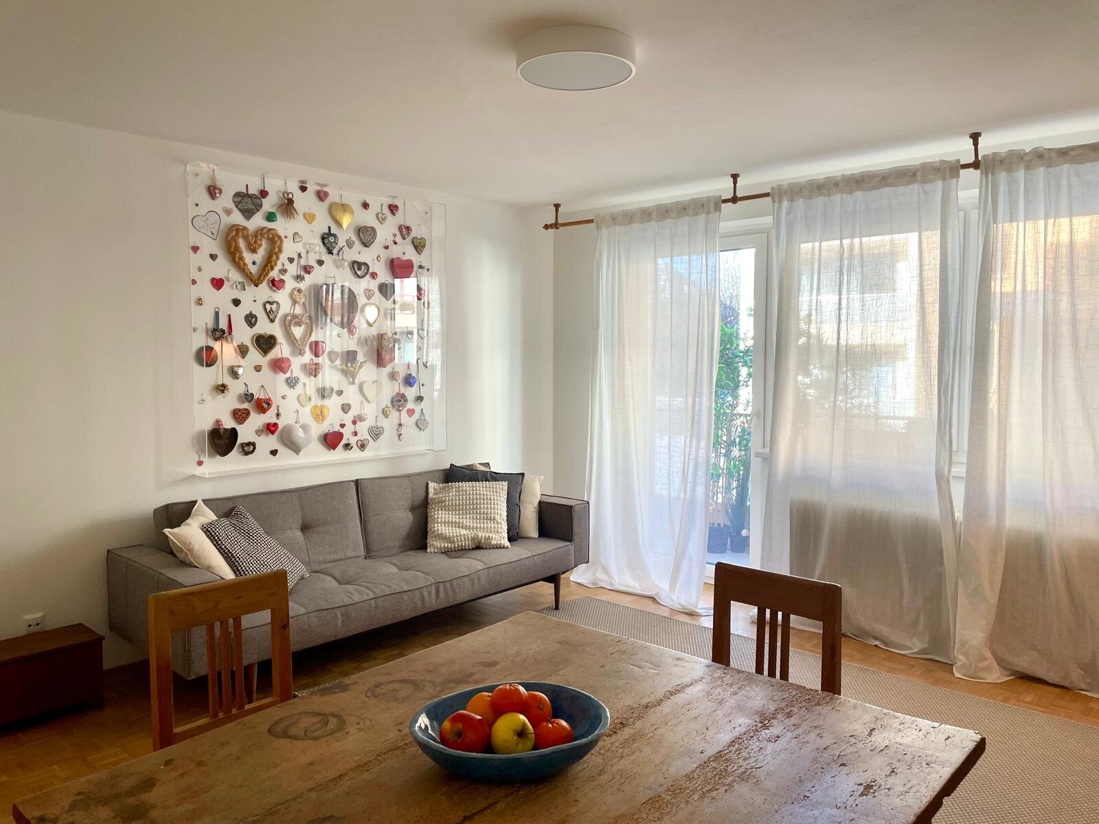 Bright living room – 3-room apartment, short-term rental & temporary housing for 1 to 6 months in Salzburg | © FF