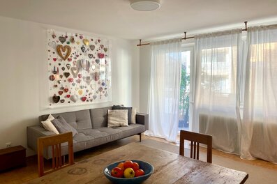 Bright living room – 3-room apartment, short-term rental & temporary housing for 1 to 6 months in Salzburg | © FF