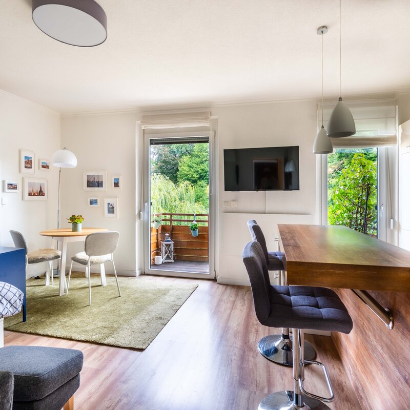Fully furnished 1-room studio with balcony & view of greenery – move in and feel at home. | © Anna Endres