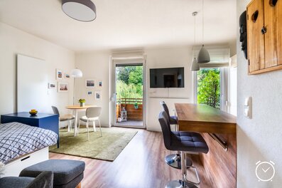 Fully furnished 1-room studio with balcony & view of greenery – move in and feel at home. | © Anna Endres
