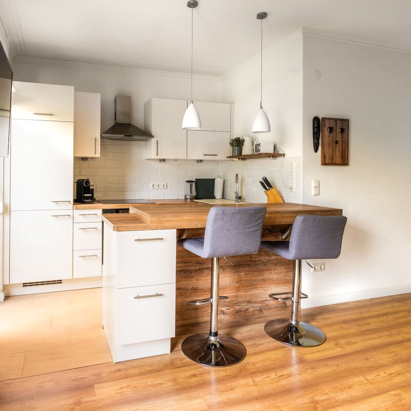 High-quality kitchen with a breakfast bar that invites you to linger. | © Anna Endres