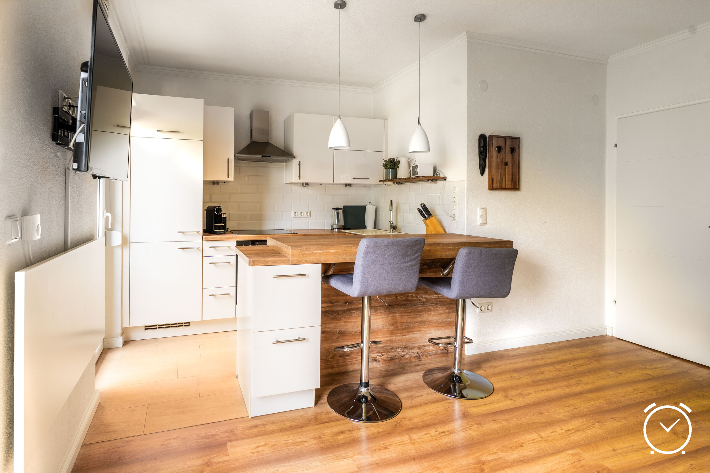 High-quality kitchen with a breakfast bar that invites you to linger. | © Anna Endres