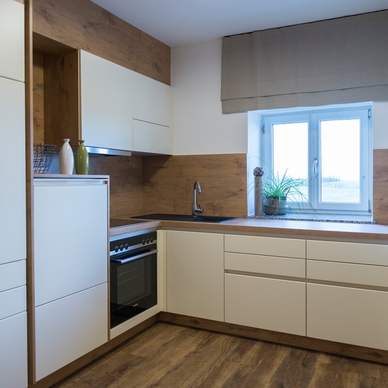 Helle Einbauküche in Weiß & Holz – 2-Zimmer-Wohnung zur Kurzzeitmiete & Wohnen auf Zeit für 1 bis 6 Monate in Haag am Hausruck