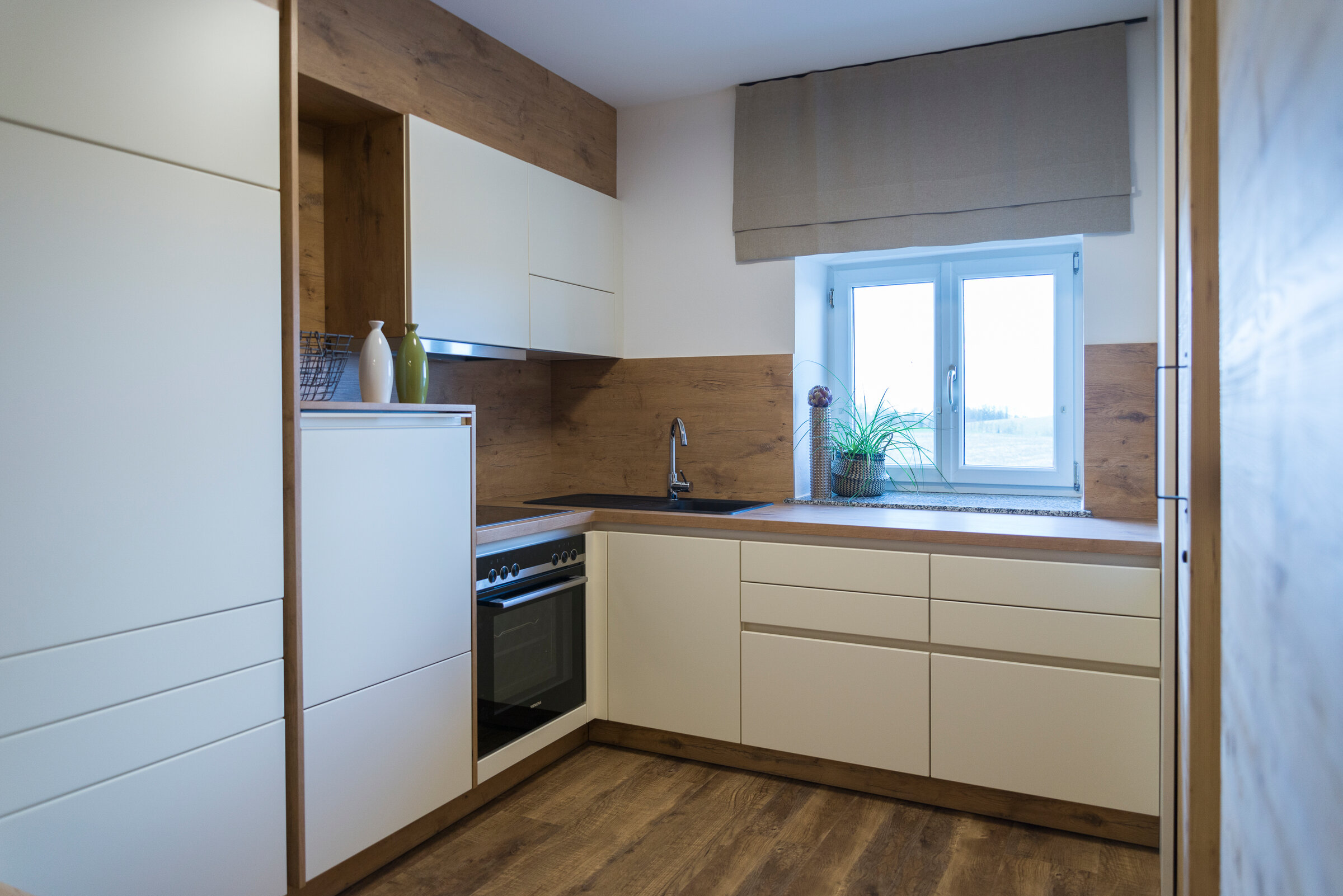 Helle Einbauküche in Weiß & Holz – 2-Zimmer-Wohnung zur Kurzzeitmiete & Wohnen auf Zeit für 1 bis 6 Monate in Haag am Hausruck