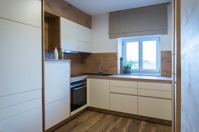 Helle Einbauküche in Weiß & Holz – 2-Zimmer-Wohnung zur Kurzzeitmiete & Wohnen auf Zeit für 1 bis 6 Monate in Haag am Hausruck