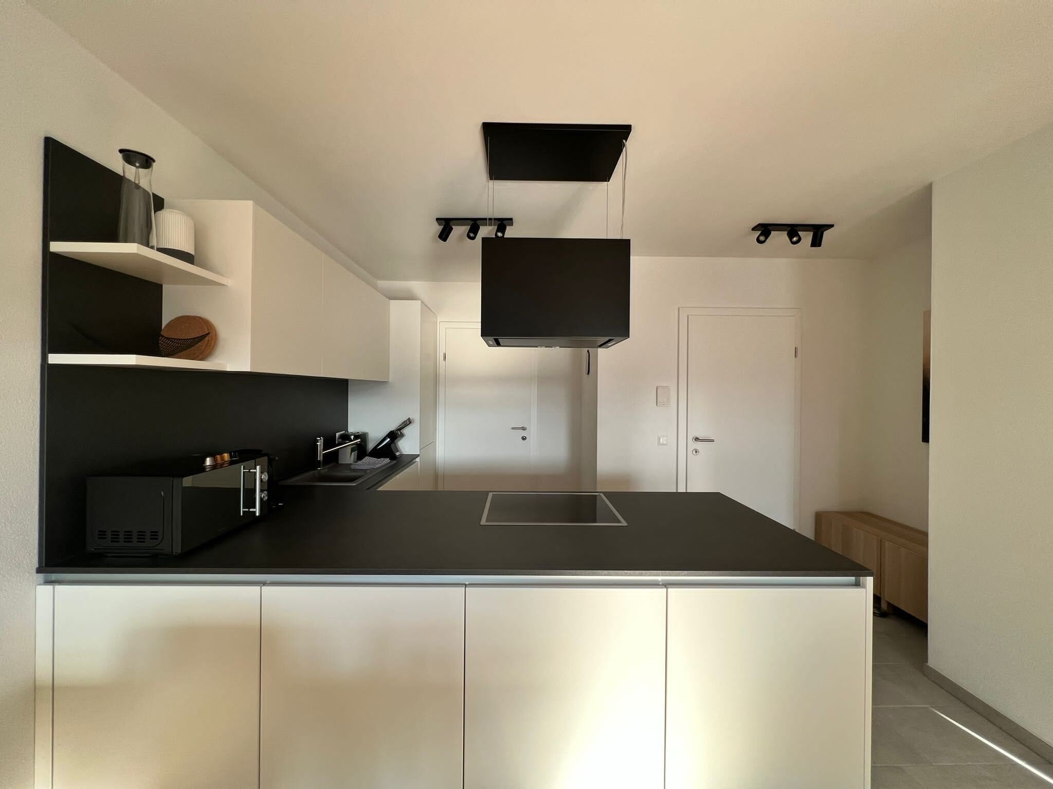 Offene Küche mit Kochinsel – 2-Zimmer Apartment zur Kurzzeitmiete & Wohnen auf Zeit für 1 bis 6 Monate in St. Martin im Innkreis