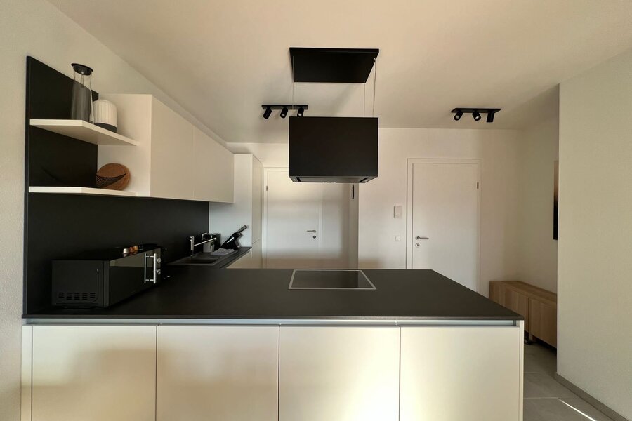 Offene Küche mit Kochinsel – 2-Zimmer Apartment zur Kurzzeitmiete & Wohnen auf Zeit für 1 bis 6 Monate in St. Martin im Innkreis