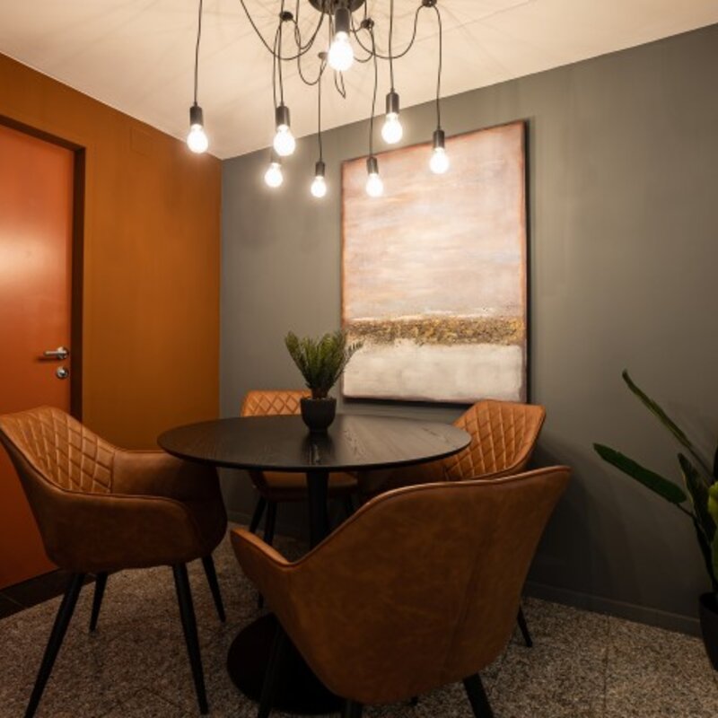 Dieser Ort ist mit allem ausgestattet, was Sie brauchen, um eine gute Zeit zu haben. Helles Badezimmer, Bettwäsche in Hotelqualität, bequemes Sofa und privater Arbeitsbereich, sanftes Licht, ruhige Nachbarschaft – alles, was Sie erwarten, um Ihren Aufenthalt so angenehm wie möglich zu gestalten.