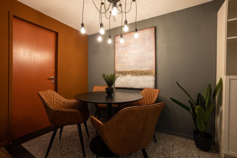 Dieser Ort ist mit allem ausgestattet, was Sie brauchen, um eine gute Zeit zu haben. Helles Badezimmer, Bettwäsche in Hotelqualität, bequemes Sofa und privater Arbeitsbereich, sanftes Licht, ruhige Nachbarschaft – alles, was Sie erwarten, um Ihren Aufenthalt so angenehm wie möglich zu gestalten.