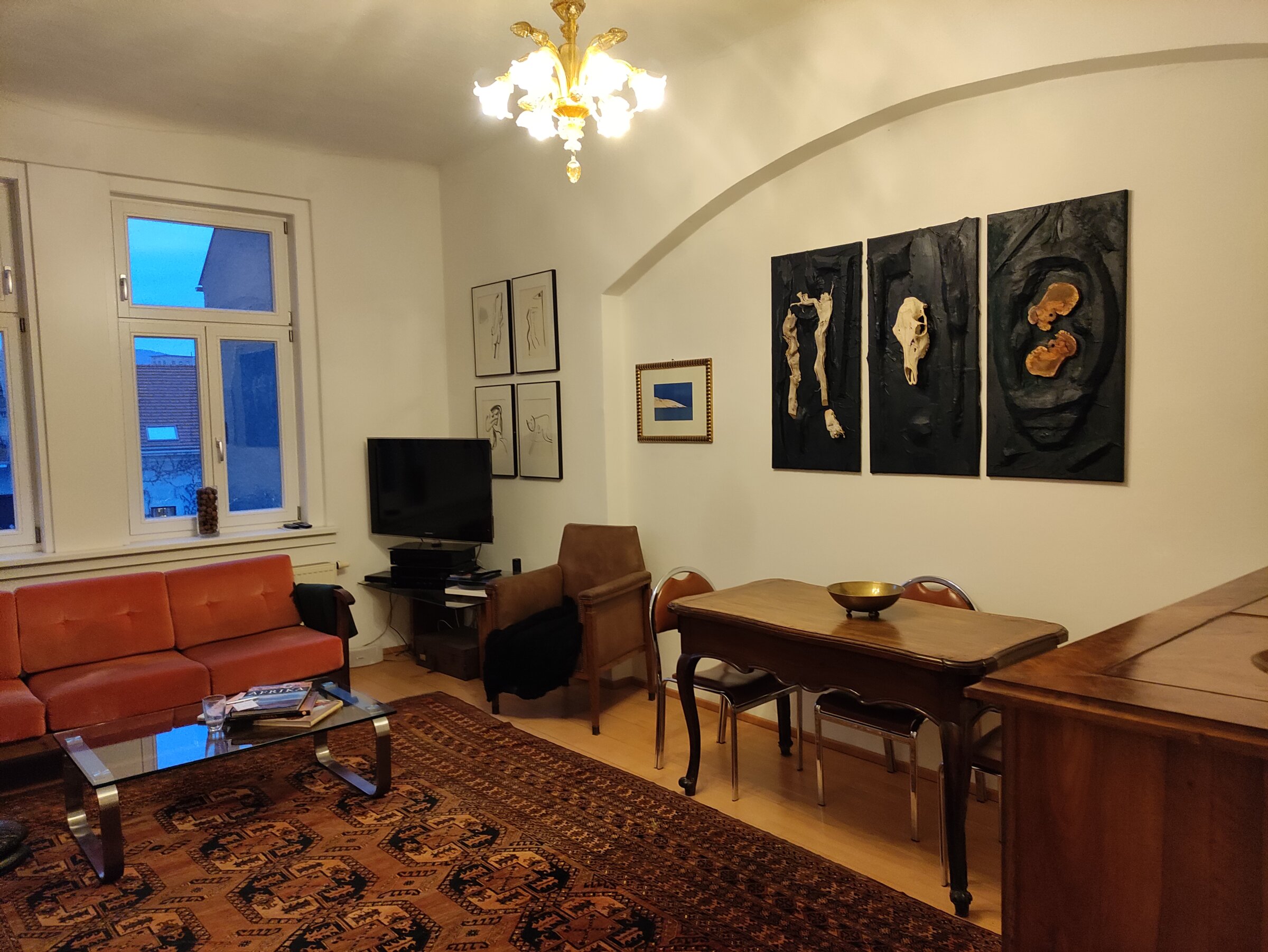Living room with original art & period charm – 2-room apartment, short-term rental & temporary housing, 1 to 6 months, Graz