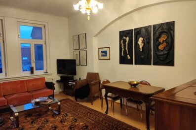 Living room with original art & period charm – 2-room apartment, short-term rental & temporary housing, 1 to 6 months, Graz