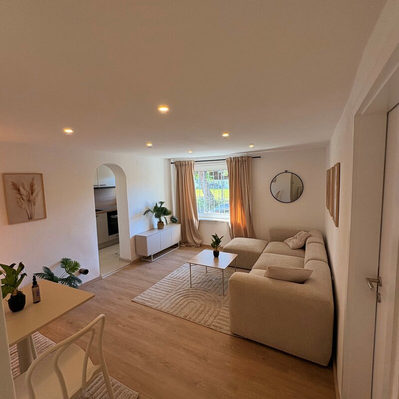 Bright living area with modern furnishings – 2-room apartment for short-term rental & temporary housing for 1 to 6 months in Bergheim