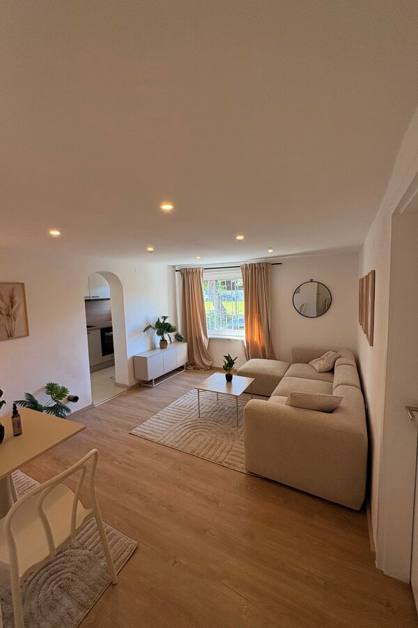 Bright living area with modern furnishings – 2-room apartment for short-term rental & temporary housing for 1 to 6 months in Bergheim